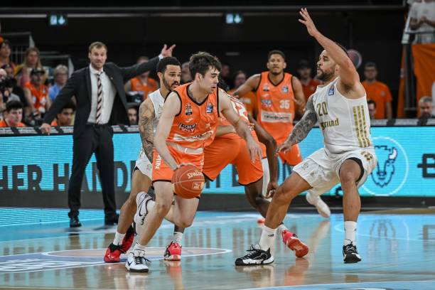 坚不可摧的 坚不可摧的